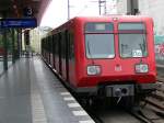 Hier fhrt gerade einer Zug der Baureihe 485 dem Bahnhof Tiergarten aus.