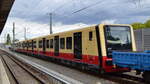 Überführung eines fabrikneuen S-Bahn Zuges der BR 484  484 044 A  ab dem Stadler Werk in Berlin für die Berliner S-Bahn am Haken von PRESS  204 005-3  am 26.09.22 Berlin Karow.