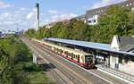 S46 der S-Bahn Berlin GmbH, S-Bahnhof Hohenzollerndamm mit 484 025. & dem Funkturm im Hintergrund.,  Berlin im September 2022.