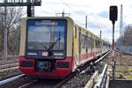 DB - S-Bahn Berlin GmbH mit  483 015 A.....  als S8 nach Birkenwerder am 06.03.23 Einfahrt S-Bhf. Berlin-Blankenburg.
