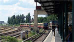 Durch eine Art Tor - 

... kommt ein Zug der Baureihe 484 in den Bahnhof Tempelhof eingefahren. An dieser Station kann in die U6 umgestiegen werden.

14.07.2023 (M) 