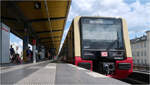 Der Lichtschalter - 

Etwas gewöhnungsbedürftig ist die Front der S-Bahnbaureihe 483/484 schon, erst in der Wirklichkeit konnte ich zu diesem Design Zugang finden. Hier bei der Abfahrt im S-Bahnhof Bundesplatz der Ring-S-Bahn in Berlin.

14.07.2023 (M)

