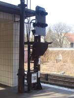  MISCHLING  :: Eine Besonderheit bei der S-Bahn Berlin ist dieses Signal. Zwar kennen wir alle diese kleinen Signalschirme von vielen Sbk, auch sind Zusatzanzeiger an Selbstblocksignalen in Bahnhfen nicht unblich. Hier hat man aber, wahrscheinlich aus Material- oder Kostengrnden, auf einen neuen Mast verzichtet als man auf die automatischen Anlagen des AB70s und damit, auch den S-Bf Nldnerplatz, von Sv- auf Hl-Signalen umrstete.