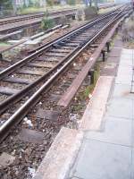 STROMSCHIENE AUF BAHNSTEIGHHE :: Eine Besonderheit beitet der Bahnhof Strausberg.