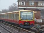 Die Berliner S-Bahn (S7 nach Ahrensfelde) bei der Ausfahrt Berlin Wannsee.