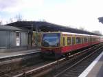 Eine Br 481 auf der Linie S85 als Dreiviertelzug. (Bhf-Schneweide)