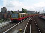 Ein Vollzug der BR481 der Berliner S-Bahn befindet sich hier auf der Stadtbahn kurz vor dem zuknftigen Berliner Hauptbahnhof (Lehrter Bahnhof) aus Strausberg kommend in Richtung Spandau (hier die Linie S5). 28.08.04