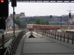 Eine Berliner S-Bahn die Einfahrt in den Hauptbahnhof hat.