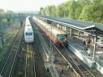 S-Bahnzug nach Spandau im Bahnhof Heerstrasse.Gleichzeitig fhrt ein ICE in Richtung Stadtbahn.02.05.08