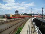 Blick Richtung Berlin Friedrichstrae vom Berliner Hbf, zu sehen ein S-Bahnzug (BR 481) und RE 38076 nach Brandenburg Hbf. Aufgenommen am 07.06.2008