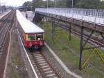 Bahnhof Karlshorst, vom bergang zum stadteinwrts fhrenden Regionalbahnsteig aufgenommen. Eine S-Bahn der BR 477 in Richtung Erkner fhrt aus. 2002