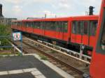 Berliner S-Bahn, Baureihe 485 (rot), Kreuzung zweier Zge im S-Bhf Treptower Park. Foto von 2007, die rot lackierten fahrzeuge wurden inzwiscchen in den Standardfarben der Berliner S-Bahn umlackiert.