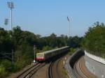 Ein Vollzug der BR 485 als S9 in Richtung Flughafen Schnefeld erreicht den Bahnhof Messe Sd. Im Hintergrund sieht man die Beleuchtungsanlagen des Momsenstadions. 28.9.2008