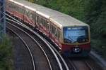 BERLIN, 25.09.2008, Blick von der Brücke Kniprodestraße: S42 kurz vor dem Bahnhof Greifswalder Straße