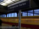 Ein S-Bahn-Zug Richtung Ostbahnhof fhrt im Bahnhof Zoologischer Garten in Berlin ein.