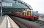 S7 der Berlinder S-Bahn nach Lichtenberg mit 481 163-2 am 25.10.2008 im Berliner Hbf.