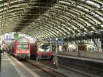 Endstation Berlin Ostbahnhof - zumindest fr die S-Bahn. Zwischen Ostbahnhof und Zoologischer Garten fahren keine S-Bahnen mehr, Grund ist Fahrzeugmangel. Der Zustand soll etwa zweieinhalb Wochen andauern. Links im Bild ein Regionalzug (die Stadtbahn wird mit einem groben 10-15-Minuten-Takt befahren), daneben eine abgestellte S-Bahn. Die anderen S-Bahn-Fahrzeuge enden hier und fahren zurck nach Erkner, Ahrensfelde oder Strausberg. 20.7.2009