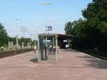 Leere S-Bahn-Gleise - dafr volle Regionalbahnsteige. Glck hat, wer wie hier in Karlshorst direkt in den Regionalzug steigen kann. Normalerweise macht das aber nur eine kleine Minderheit. 20.7.2009