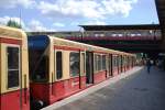 BERLIN, 29.08.2009, S75 nach Spandau an Bahnsteig D im S-Bahnhof Ostkreuz; oben der alte Ringbahnsteig, dessen Tage gezählt sind und auf dem an diesem Tag die Ringbahn im Pendelzugbetrieb zwischen Treptower Park und Frankfurter Allee verkehrt