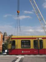 Diese S-Bahn wird nicht an den Haken genommen. Im Hintergrund in Berlin Ostkreuz laufen Ende September die Arbeiten an der neuen Strassenbrcke Kynaststrasse.