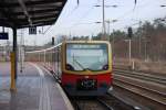 BIRKENWERDER (Landkreis Oberhavel), 05.12.2009, Berliner S-Bahnlinie S1 in Richtung Oranienburg bei der Ausfahrt aus dem S-Bahnhof Birkenwerder