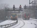 S- und Regionalbahnen auf der verschneiten Stadtbahn.