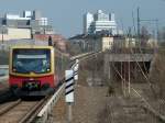 481 168 kam am 04.April 2010 die Rampe von Berlin Wedding hinunter in den Bahnhof Berlin Westhafen eingefahren.