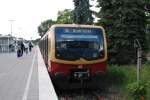 STRAUSBERG (Landkreis Märkisch-Oderland), 19.06.2010, Endhaltestelle der Berliner S-Bahnlinie S5, rechts steht S5 nach Wuhletal bereit zur Abfahrt; heute nur bis Wuhletal, da zwischen Wuhletal und Lichtenberg Gleisbauarbeiten durchgeführt werden