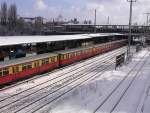 S-Bahn der BR 477 nach Erkner (Linie S3) im Februar 2001 im Bhf.