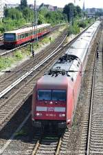 101 090-9 mit IR Garnitur auf dem Weg nach Berlin Ostbahnhof mit S-Bahn Zug der Baureihe 481/482 im Hintergrund.
21. August 2010