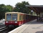 Ein Zug der Berliner S-Bahn. Hier zu sehen die S9 Richtung Pankow am Haltepunkt Greifswalderstrae.