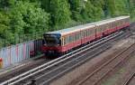 Drei Einheiten der BR 480 erreichen auf dem Weg nach Berlin Westend in krze den S-Bahnhof Hermannstrae. Fotografiert am 04.05.11. 