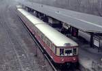 Berlin-West Deutsche Reichsbahn: Ein Zug der S-Bahnlinie nach Spandau-West hält am 17.