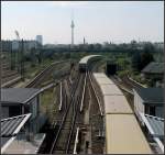 Blick zum Fernsehturm -     S-Bahnverkehr an der Station Bornholmer Straße, Berlin.