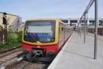 BERLIN, 26.05.2012, S5 nach Strausberg Nord im S-Bahnhof Ostkreuz; im Hintergrund die neu errichtete Halle des Ringbahnsteiges