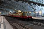 S-Bahn 485-885 auf der Linie S5 in Berlin Hbf am 27.10.2012. Aber irgendwie stimmt hier was nicht?
