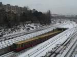 S-Bahn-Tunnel kurz vor Gesundbrunnen - hier eine Ringbahn der Linie S42. Die Baureihe 481 fhrt nach umfangreichen Anstrengungen seitens der Berliner S-Bahn wieder wesentlich stabiler als in frheren Wintern - dafr wurden u.a. die Motoren besser gegen Flugschnee abgeschirmt und die Besandungsanlagen beheizt. Dieses Jahr heisst das Sorgenkind eher BR 485, die zwar 20 Jahre ziemlich gut gefahren ist, nun aber im Winter massiv ausfllt, glcklicherweise allerdings nur einen geringen Anteil am Wagenpark hat. 15.12.2012