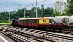 03.08.2009 Berlin, Greifswalder Strae ; noch einmal Beginn der S-Bahn-Krise: reparaturbedrftige Viertel mussten weite Wege zurcklegen und Triebfahrzeuge fr ihren Transport angemietet werden. Hier ist die Locon 218 mit einem 485er-Viertel zwischen Adapterwaggons unterwegs, woher - wohin nicht bekannt.