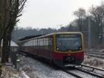 Berliner S-Bahn bei Schnee - Ausfahrt aus Wilhelmshagen.