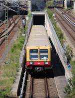 1.6.2014 Berlin. Schönhauser Allee. S9 nach Schönefeld kommt aus dem Tunnel.