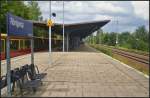 S-Bahnhof Röntgental im Landkreis Barnim. Blickrichtung ist Buch. Das Hauptsignal der Ferngleise steht rund 2 km entfernt ist durch die Bäume selbst vom nördlichen Bahnsteigende kaum zu erkennen (16.06.2014)
