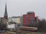 Typischer Ausblick fr Wartende auf dem Ringbahngleis. Eine S-Bahn, die gerade im Nldnerplatz ausgefahren ist, nhert sich Ostkreuz. 21.1.2007