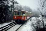 Im Januar 1981 fährt ein S-Bahn-Zug nach Wannsee in Nikolassee ein