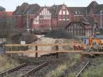 Blick vom Schnefeld-Gleis auf die abgerissene Nordkurve. Diese verband die Ost-West-Gleise mit der Ringbahn in Richtung Frankfurter Allee. Im Hintergrund ist ein Gebude der FHTW (Fachhochschule fr Technik und Wirtschaft), ich habe an dieser studiert und war auch fters in diesem uerst schnen Gebude. 21.1.2007