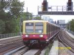 Einfahrt der Baureihe 485 der S-Bahn Berlin GmbH in den Bahnhhof Tiergarten. Der Zug trgt die traditionellen Farben der Berliner S-Bahn