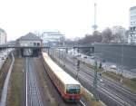  Ring linksrum .Ein 481er auf der Ringbahn entgegen dem Uhrzeigersinn kurz vor dem Bhf  Messe-Nord ,frher  Witzleben .Im
Hintergrund der Funkturm und das ICC.Auf beiden Seiten der
Autobahnring.