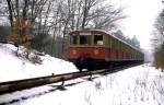 Im Tegeler Forst ist ein 275-Halbzug an einem kalten Januartag 1981 nach Heiligensee unterwegs 