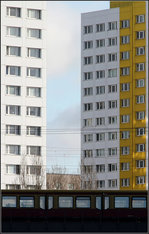 Fenster über Fenster -    Vorbeifahrt einer S-Bahn an zwei Hochhäusern in Berlin nähe der Station Jannowitzbrücke.