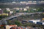 S-Bahn Berlin: Eine Ringbahn auf dem Weg zur Nordwestkurve vom Bahnhof Westend zum Bahnhof Jungfernheide. Daneben sieht man die Stadtautobahn, die den selben Weg nimmt. Rechts aussen folgt das Dreieck Charlottenburg. Ganz im Hintergrund der Tegeler Flughafen. Aufnahme vom Messeturm (250mm Tamron an Canon 400d, 14.4.07)