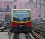 Face to face - mit Nummer 58 der Berliner S-Bahn als S7 (Potsdam Hbf - Ahrensfelde) bei der Ausfahrt aus dem Bahnhof Berlin Alexanderplatz gen Osten.